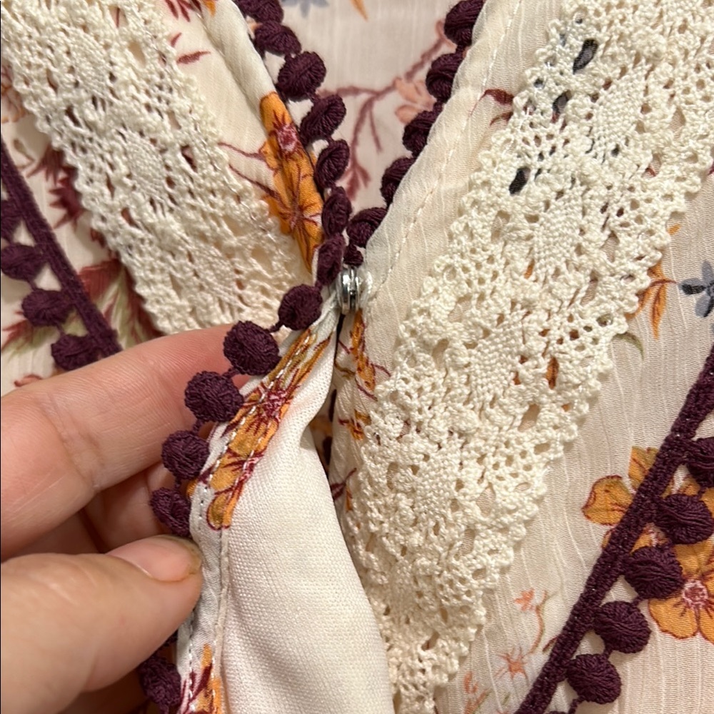 Like new - MI AMI Floral Wrap Crop Blouse with Lace Trim - Picture 4 of 13